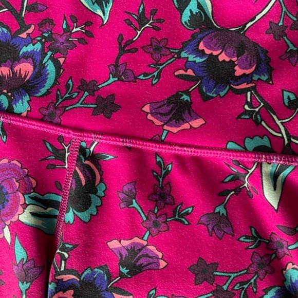 Old Navy Active Fitted High Waisted Fuchsia Floral Pattern Shorts 2.5” Hem, Smal - Picture 5 of 6